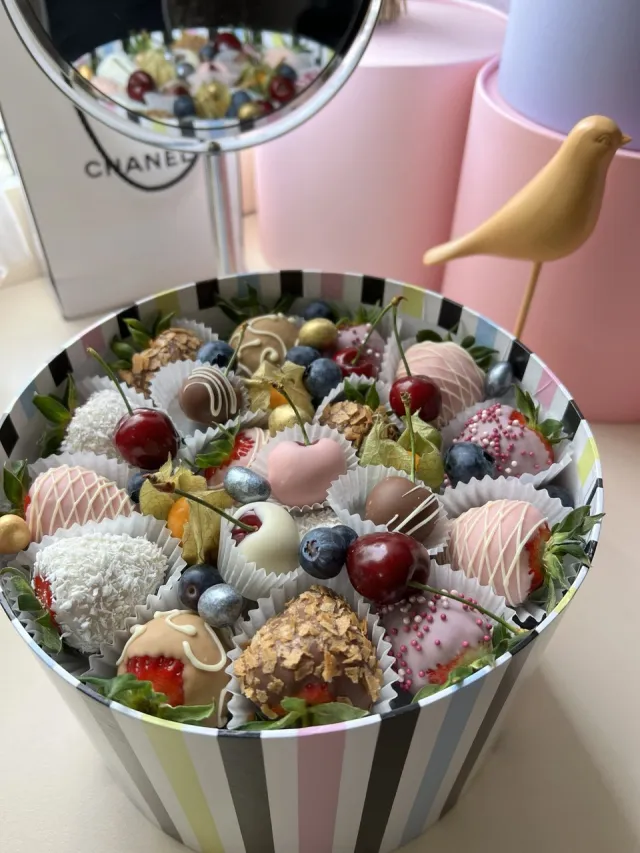 Шляпная коробка с баблс и игрушкой