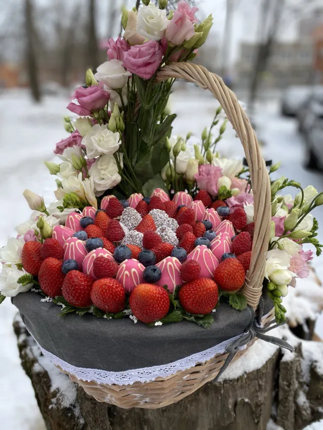 Корзина с ягодами и цветами