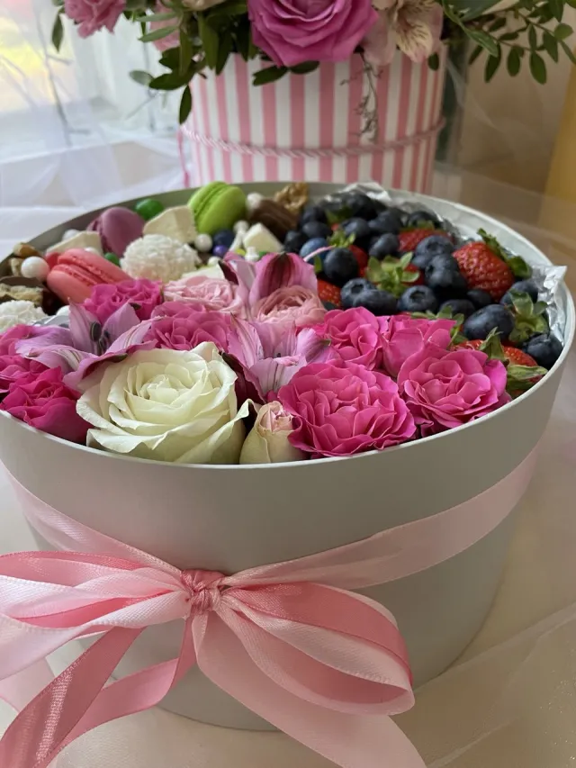 Коробочка с клубникой, розами и макарон