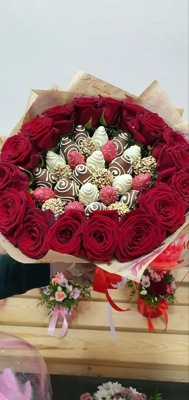 Букет из красных роз и клубники с орешками